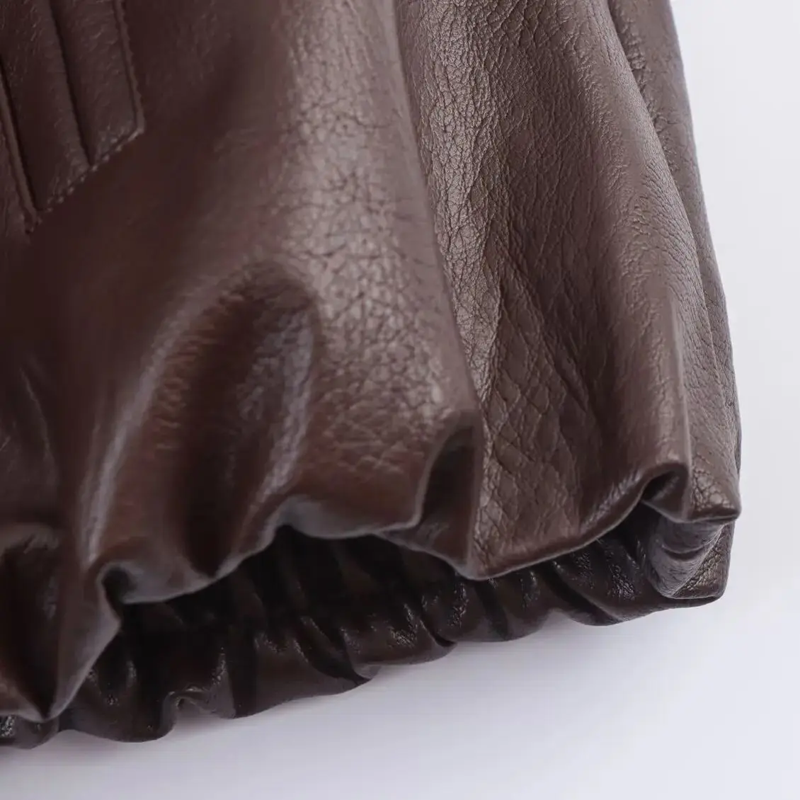 เสื้อแจ็คเก็ตบอมเบอร์หนังเทียมสไตล์ยุโรปและอเมริกาสำหรับผู้หญิง ปี 2025 แฟชั่นฤดูใบไม้ร่วง ดีไซน์เก๋ไก๋ ปกเสื้อแบบปกเชิ้ต ซิปหน้า เสื้อคลุมตัวนอกสำหรับผู้หญิง