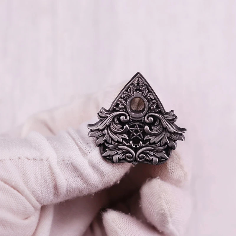 Ouija Planchette przypinki na klapę plecak dżinsy broszka emaliowana czarownica wróżba Pin kobiety moda biżuteria prezenty Cartoon odznaki