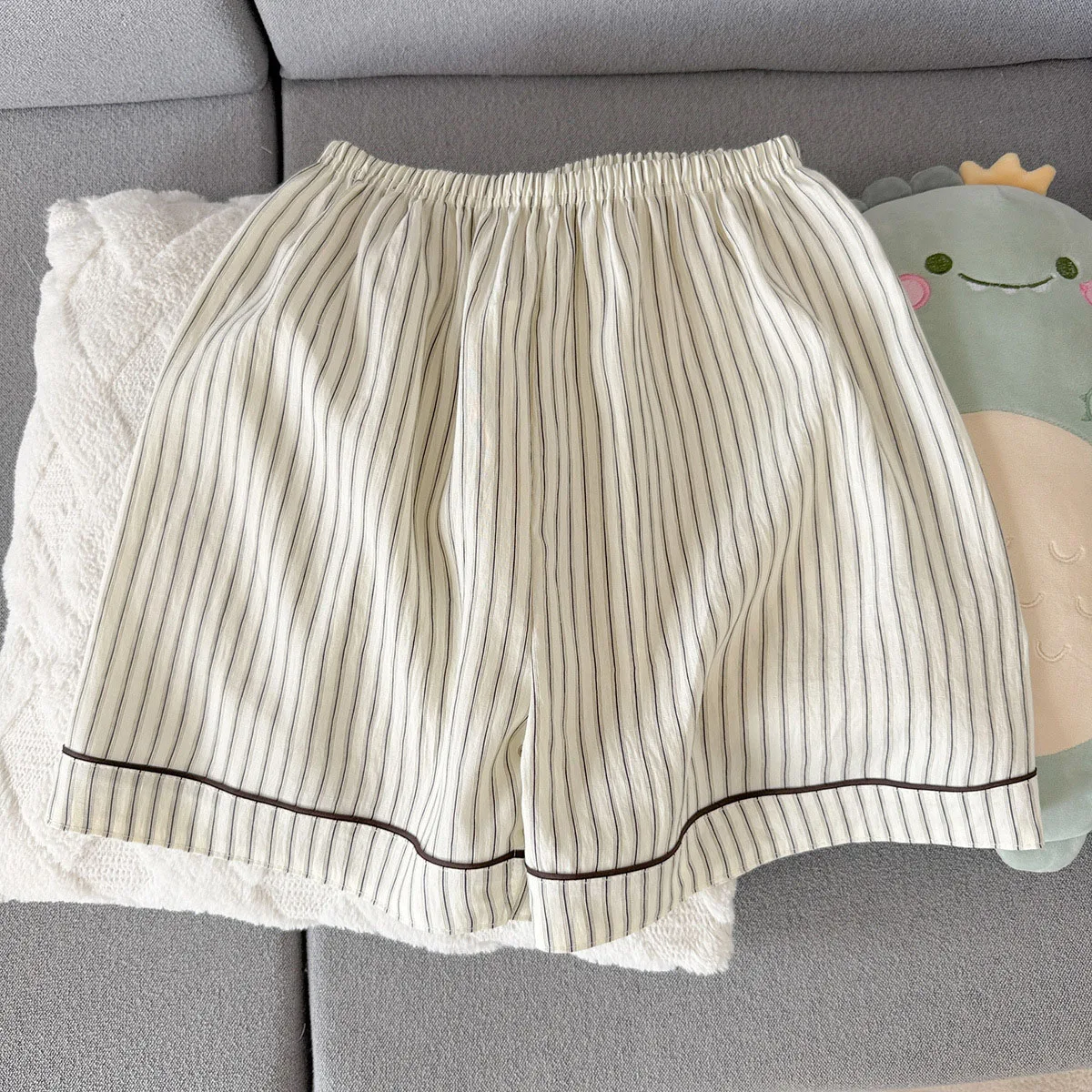 Sommer-Pyjama für Damen, kurzärmelige Shorts mit dünnem Streifenmuster, süß und niedlich, kann im Sommer draußen getragen werden, zweiteiliger Hausanzug – Detail 3