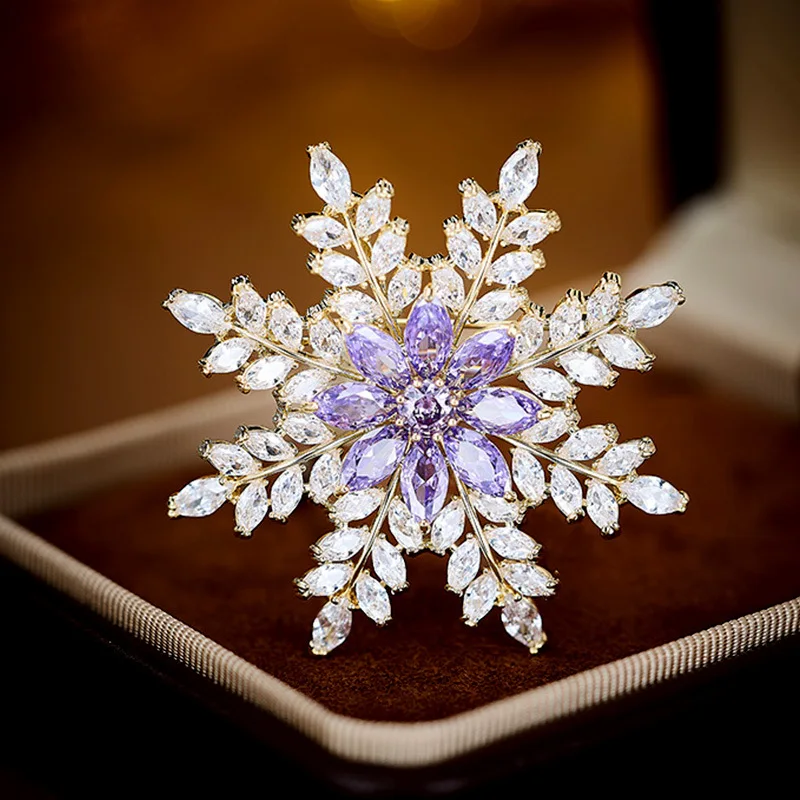 High-end Light Luxury Super Flash Micro-inlaid Zircon Snowflake Brooches for Woman and Man Xmas Corsage Suit Dinner Accessories