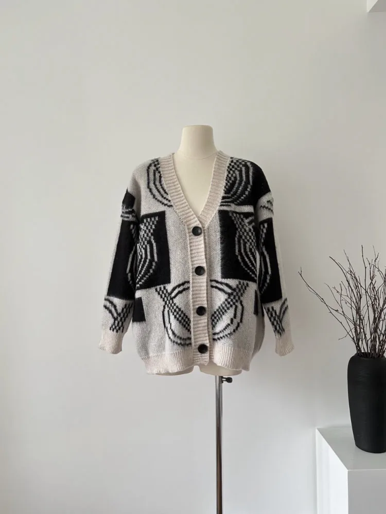 

V-neck Casual Vintage Sweater Women's Fashion Comfortable Cardigan Sweater Autumn And Winter Temperament Knitted Tops