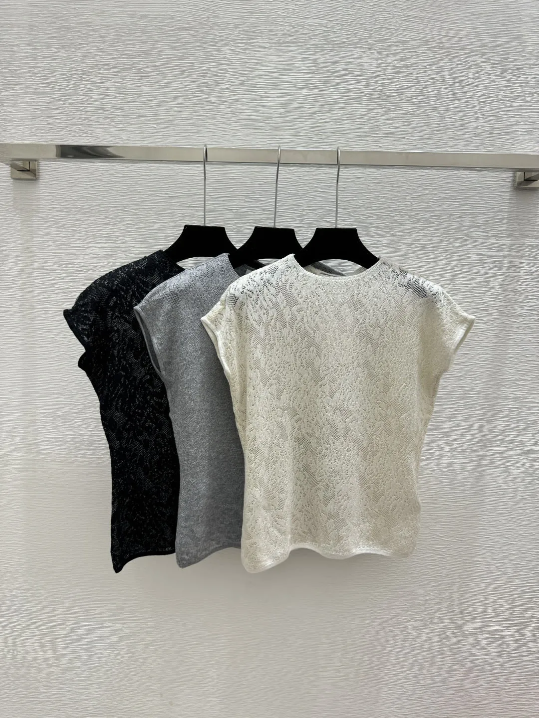 

High-Quality Fashion Embroidered Woolen Ladies Sleeveless Knitted Top Quality Craftsmanship Stylish Design Comfortable Wear