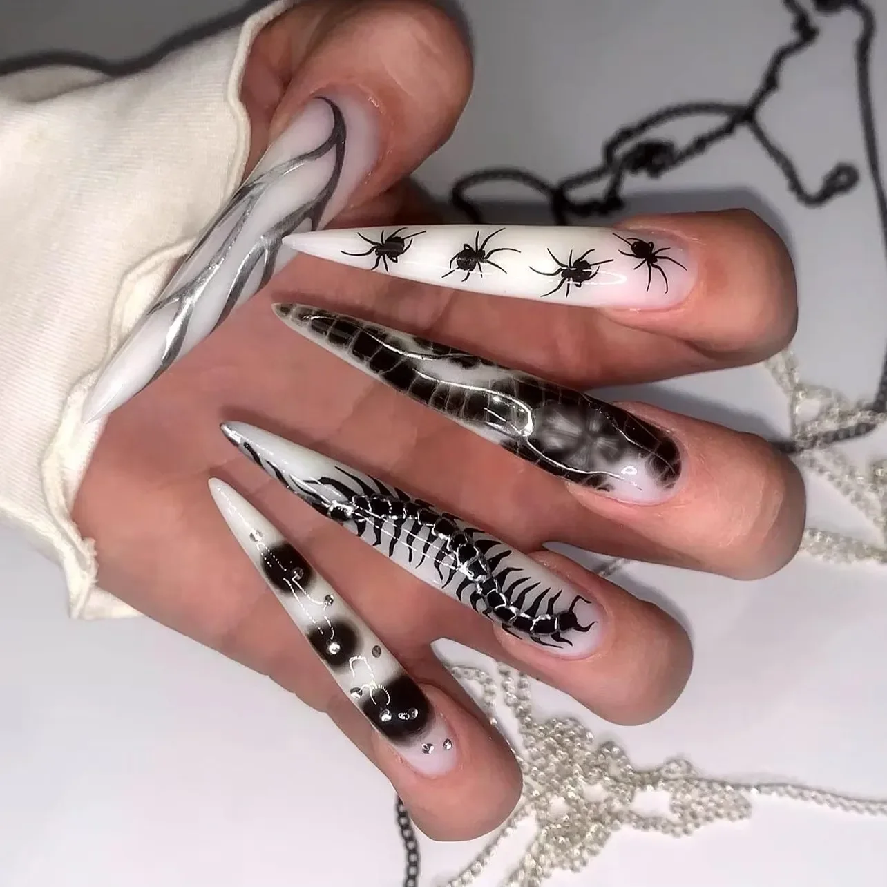 Nero scuro Y2K Iperbole Spider Centipede Unghie finte a punta extra lunga Arte Strass Perla Unghie finte Stampa sulle unghie Manicure