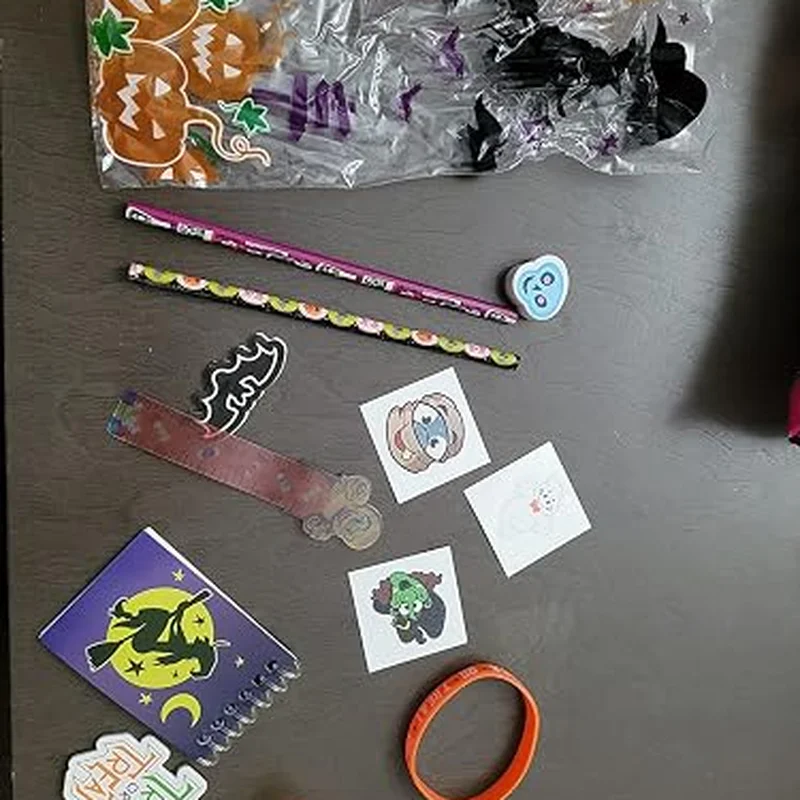 Set di 144 articoli per feste di Halloween, 12 confezioni di sacchetti regalo e set di articoli di cancelleria con matite, righelli, gomme da cancellare, blocchi per appunti e adesivi in schiuma a