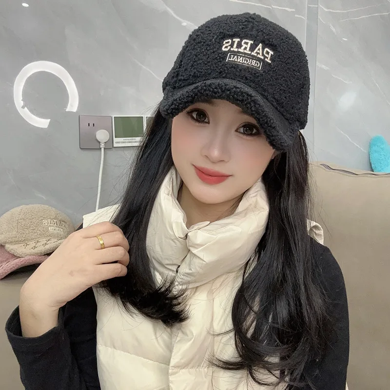 

Бейсболка из шерпа с вышивкой стразами - женская осенне-зимняя модная теплая большая шапка на голову, подчеркивающая лицо