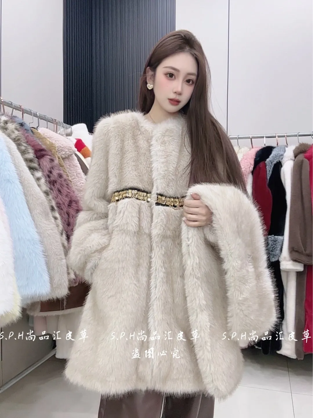 2025 جديد المرأة جولة الرقبة منتصف طول حجر الراين وشاح أنيق نمط دافئ فروي معطف لينة مريحة طويلة الأكمام فو الفراء الأعلى