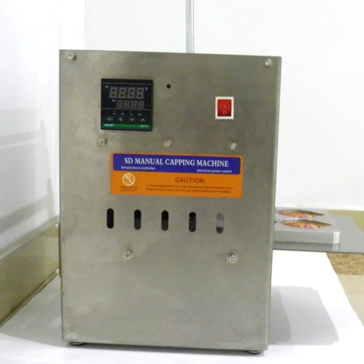 آلة تشكيل للأكواب البلاستيكية PP وPET وصواني وعلب الألمنيوم شبه أوتوماتيكية مخصصة لتشكيل الأكواب بالحرارة