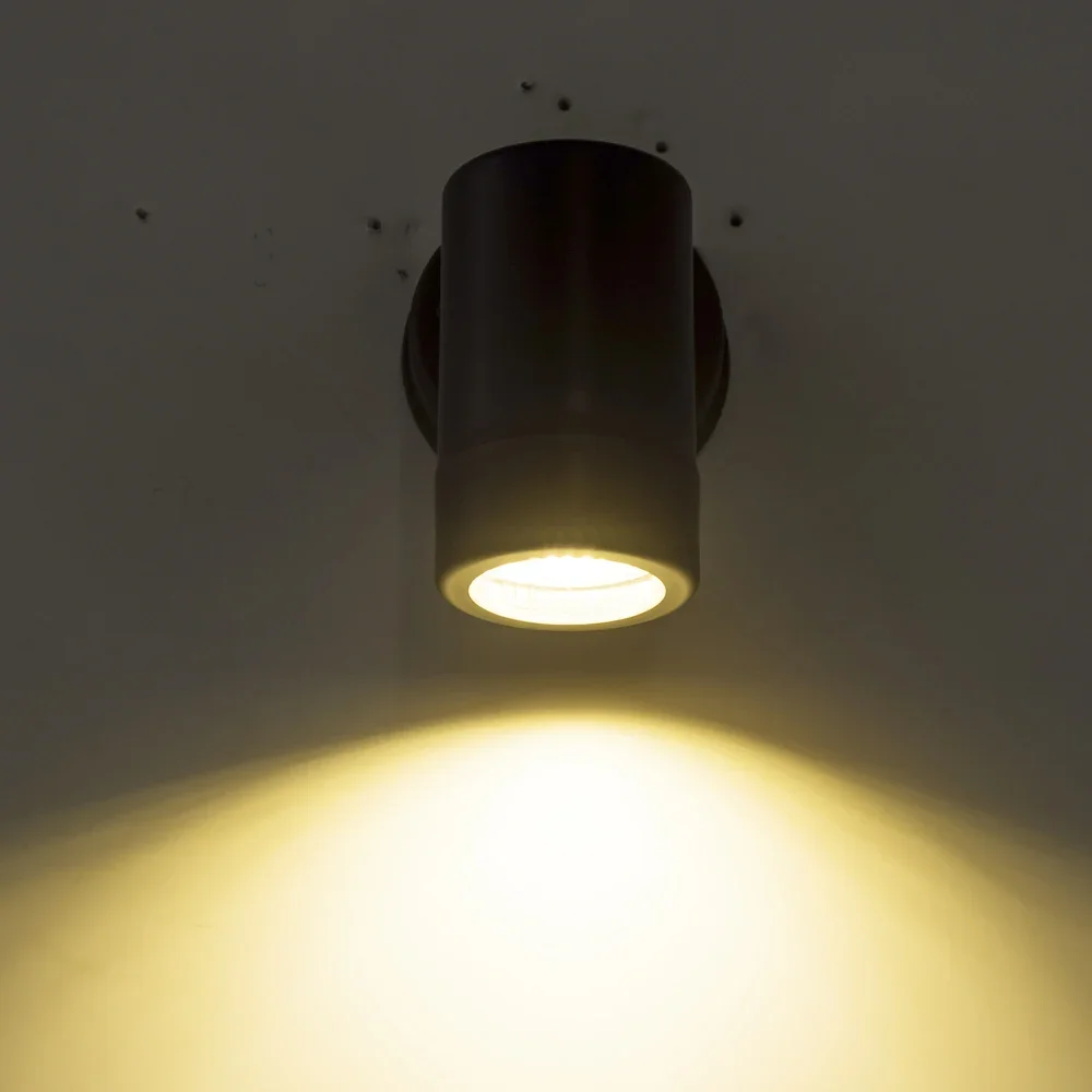 

Modern Minimalist 5W Black Wall Lamp - Plastic Housing, Energy-Saving LED, Ideal for Hallways, Bedrooms