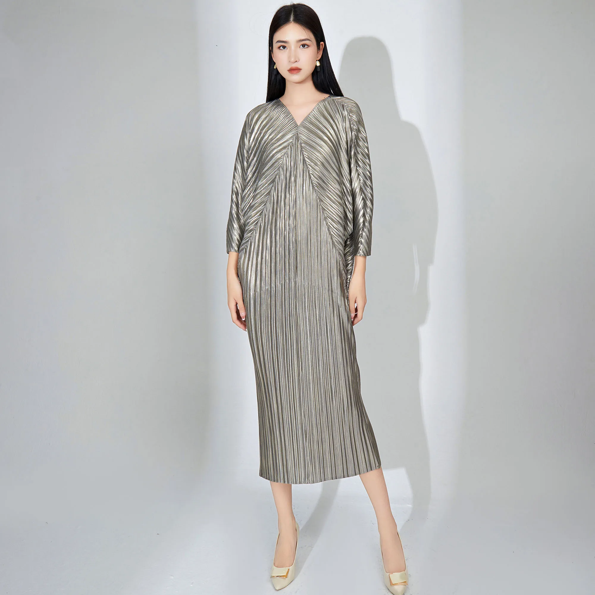 

Pleated Dress Female Design Sense Fashion Metal Striped Fabric V-Neck Bat Sleeve European And American Elegant Woman Dress