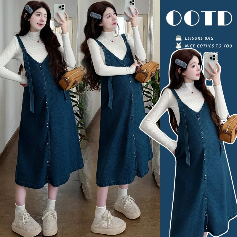 

Комплект для беременных: осеннее винтажное джинсовое платье на бретелях свободного кроя с карманами и белый свитер с высоким воротом, комплект из двух предметов