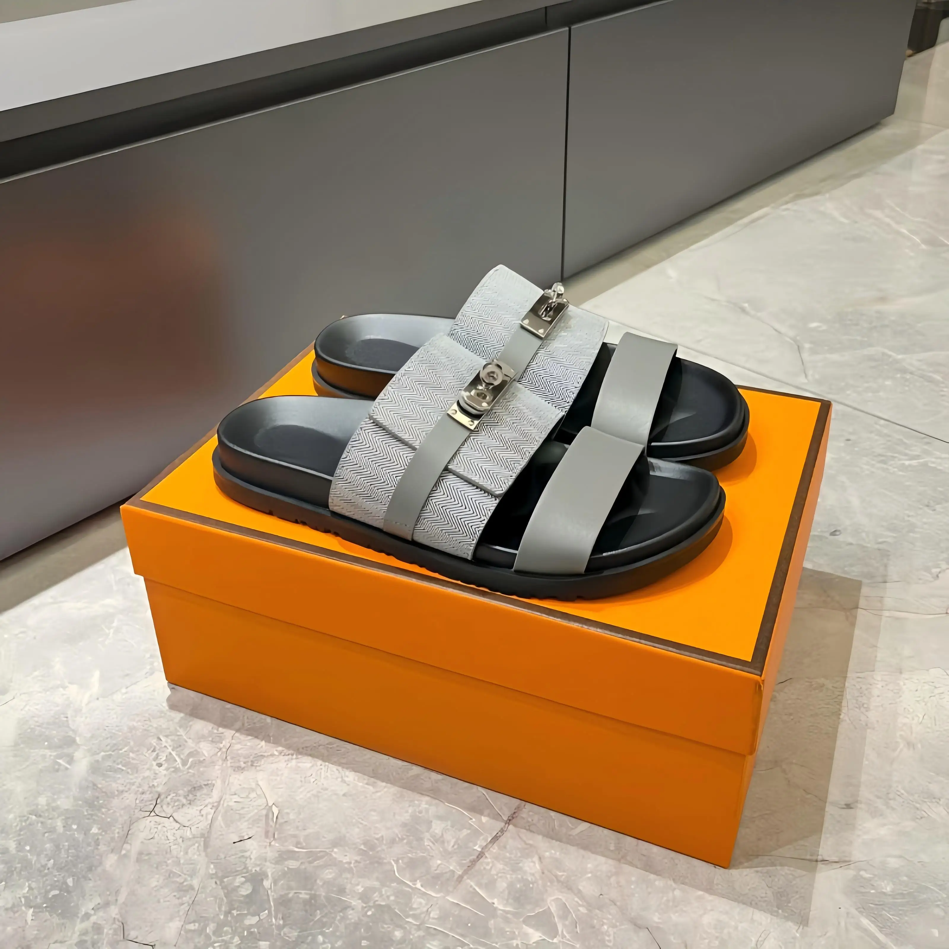 Unisex zomerse slippers met dubbele band, metalen gesp, antislip, lederen binnen- en buitenslippers