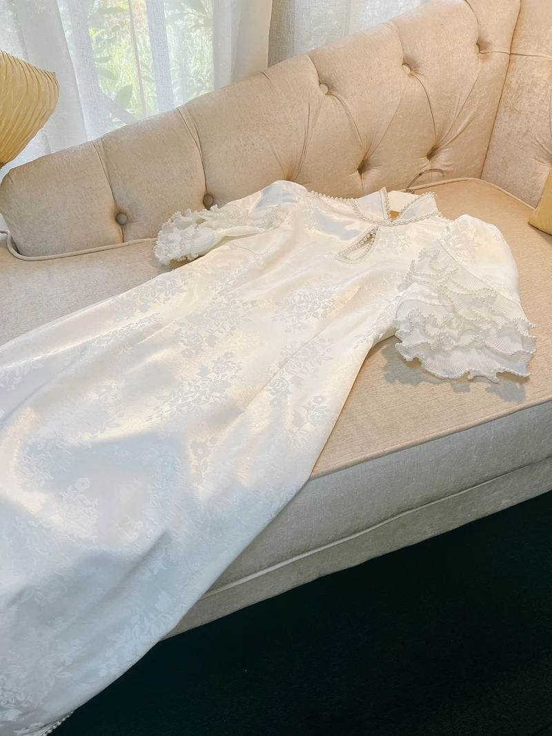 

Ele Pearl Satin Dr Petal Sve Винтажный китайский белый шелковый халат для женщин в их 20-х и 30-х годов