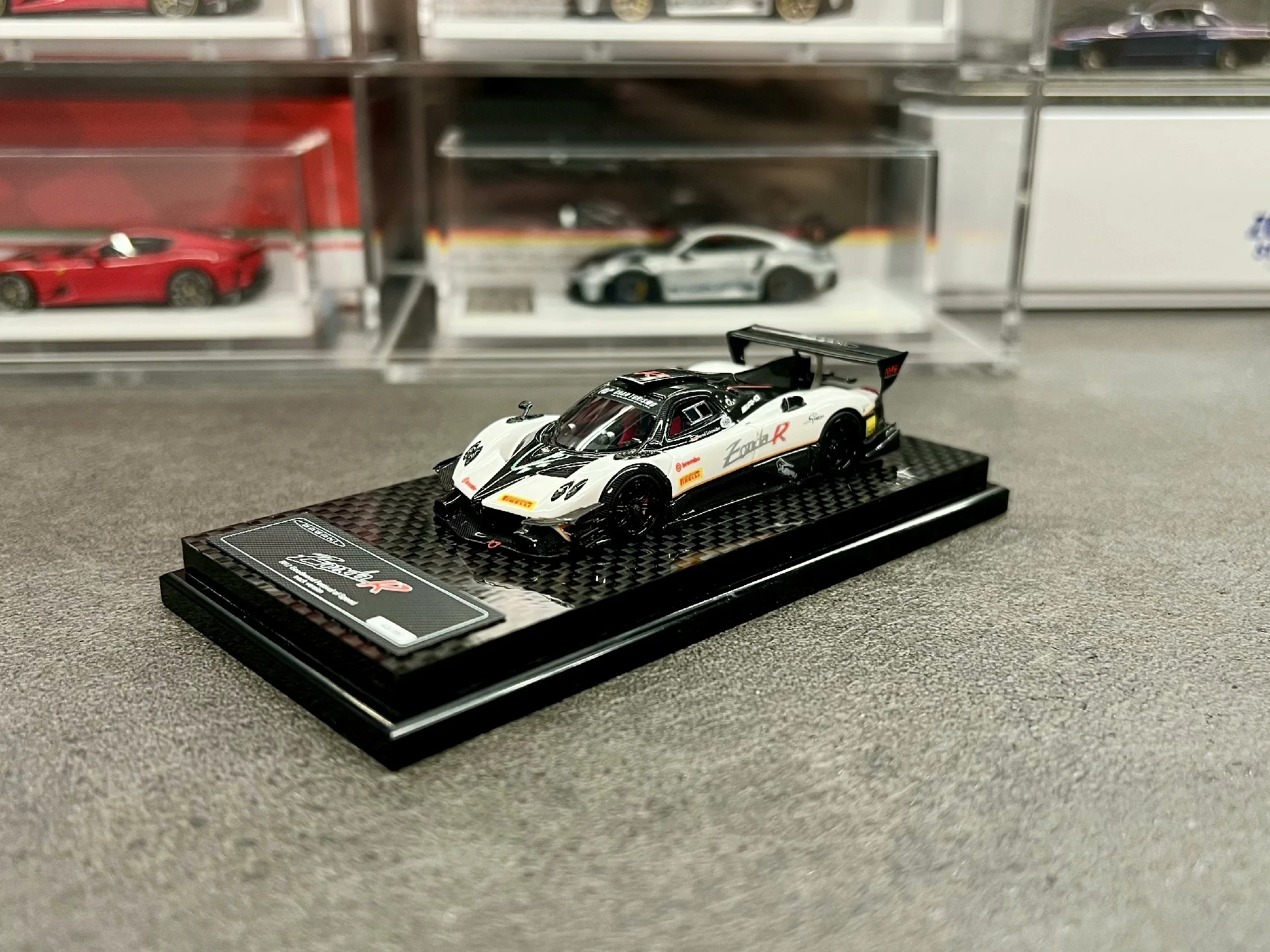 

DMH 1:64 Pagani Zonda R White and Black Wheel Limited edition resin model decorated children's gift ornaments