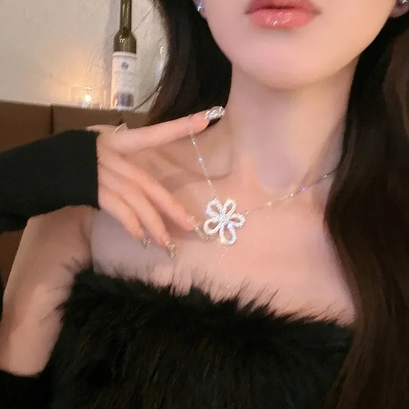 Эта бриллиантовая ожерелье из титановой стали с пятью лепестками цветов уникальная и универсальная для женщин 9527