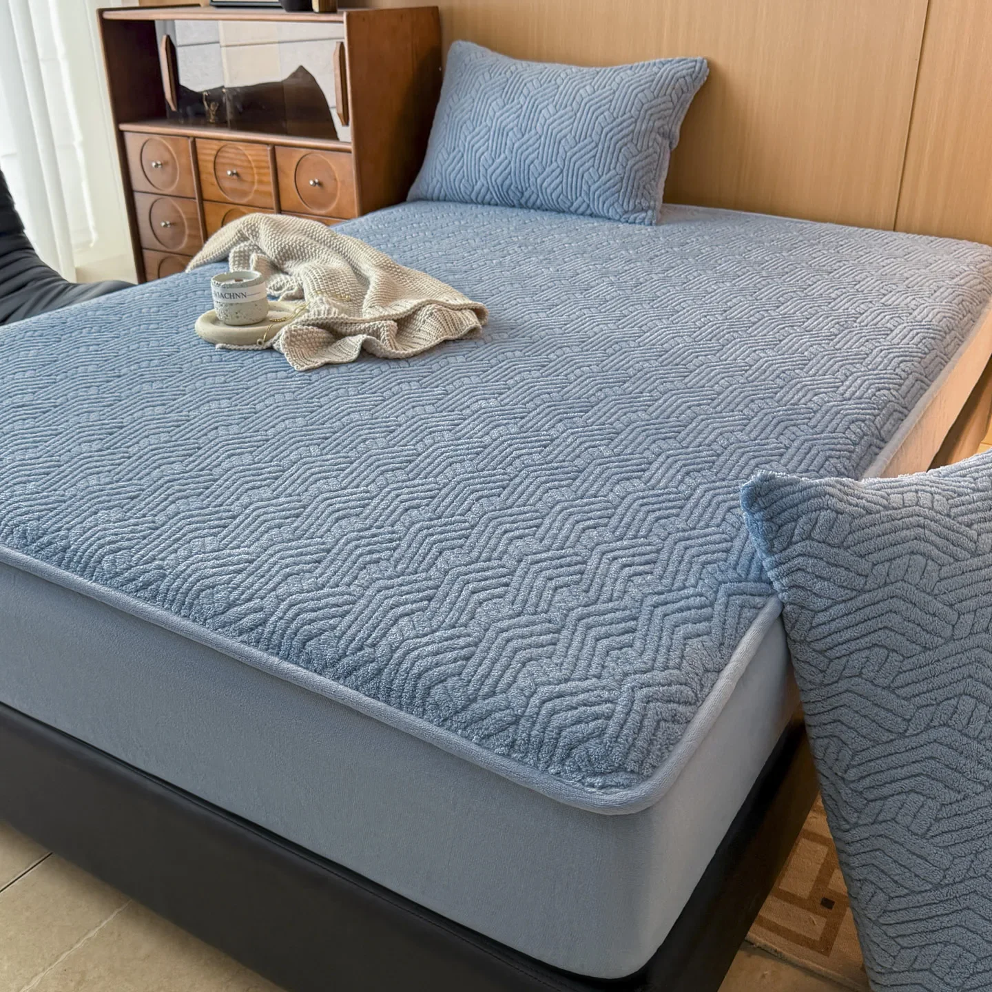 Taffeta Velvet Thickened Fitted Sheet with Pillowcases Winter Warm Plush Mattress Protector Queen Size Mattress Waterproof Cover