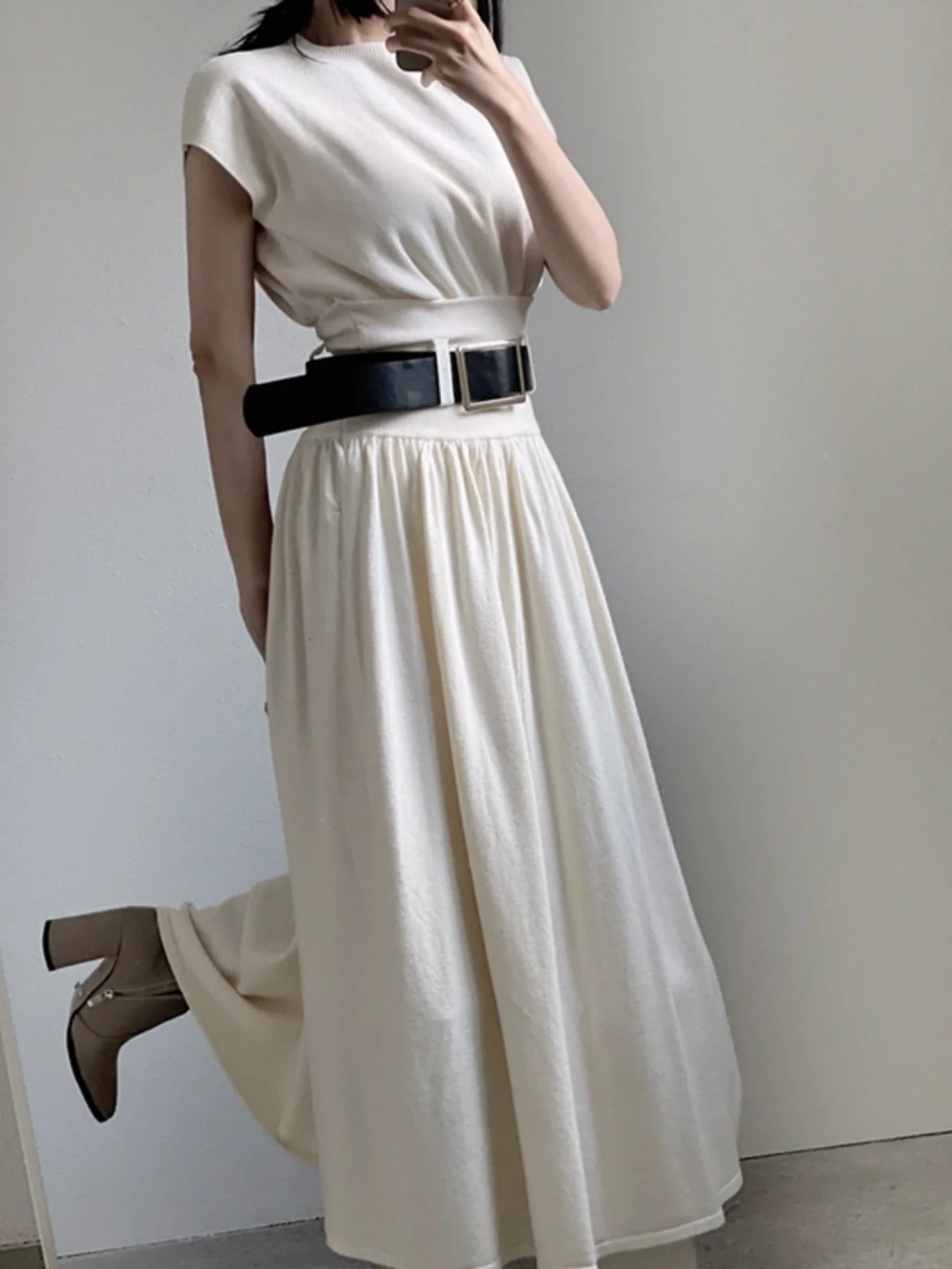 

Chic Knitted ort Vest High Waist Waist-Cinching round Ne Vest And Pleated Skirt Set for Young Women Autumn Faion