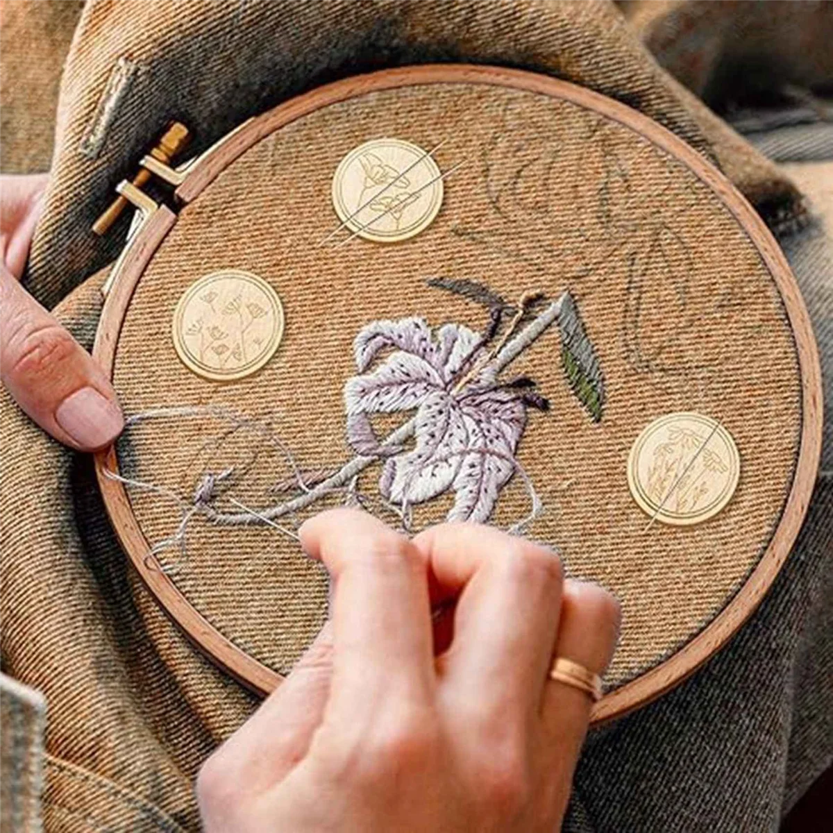 A97T6 قطع مندر للغرز المتقاطعة، حافظات إبرة منقوشة بالزهور، إبرة خياطة مطرزة وحاملات الدبوس للحرف اليدوية