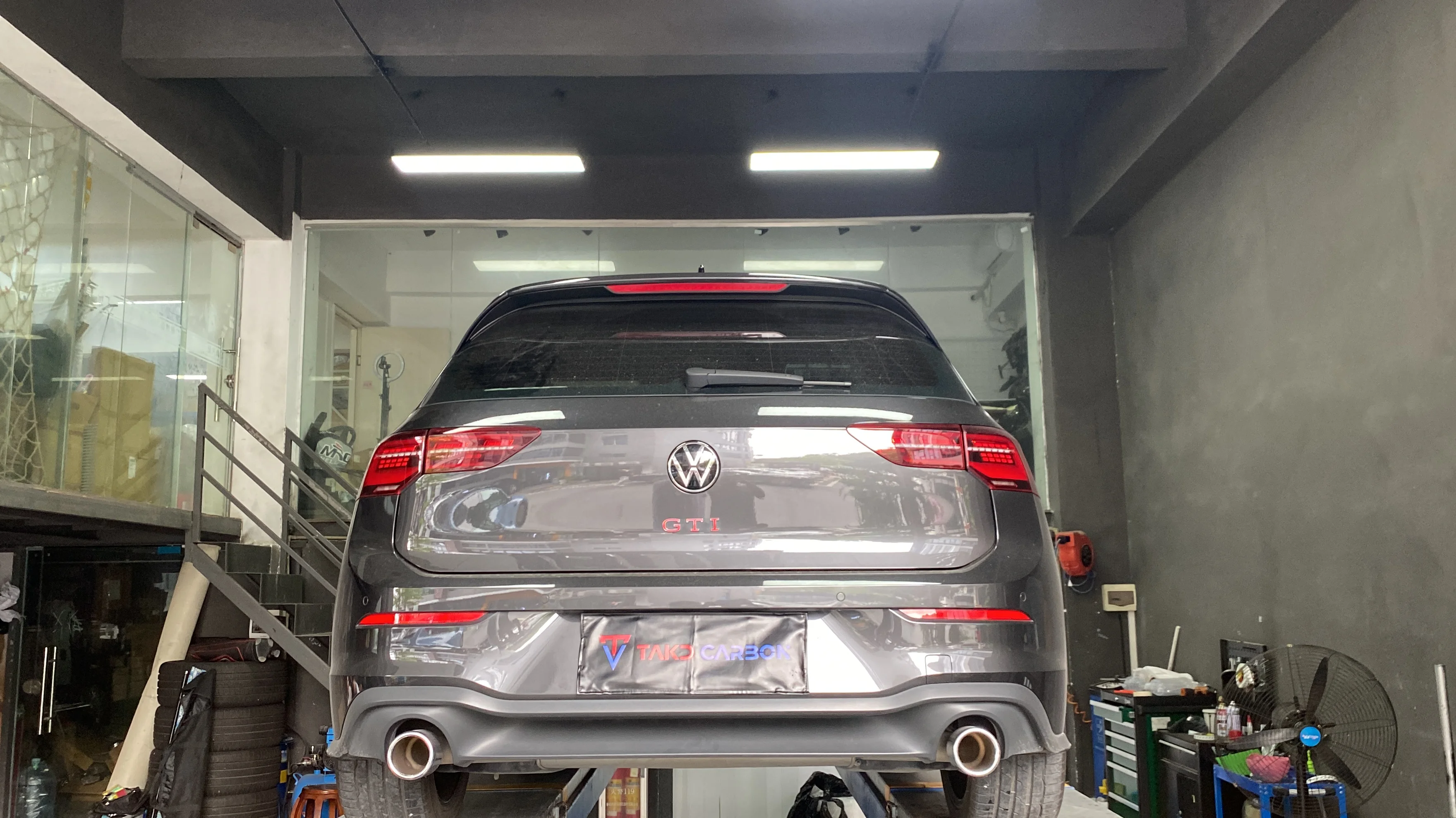 TAKD 100% ألياف الكربون الجافة المصد الخلفي الناشر الشفاه دون مصباح ليد ل Volkswagen VW Golf 8 GTI 2021-UP