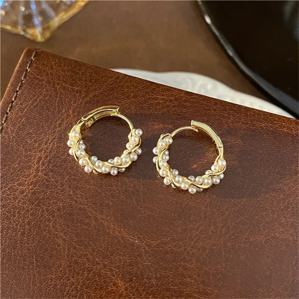 Anting-anting Hoop serbaguna kecil mutiara lingkaran temperamen sederhana Korea untuk wanita hadiah perhiasan pesta 2024