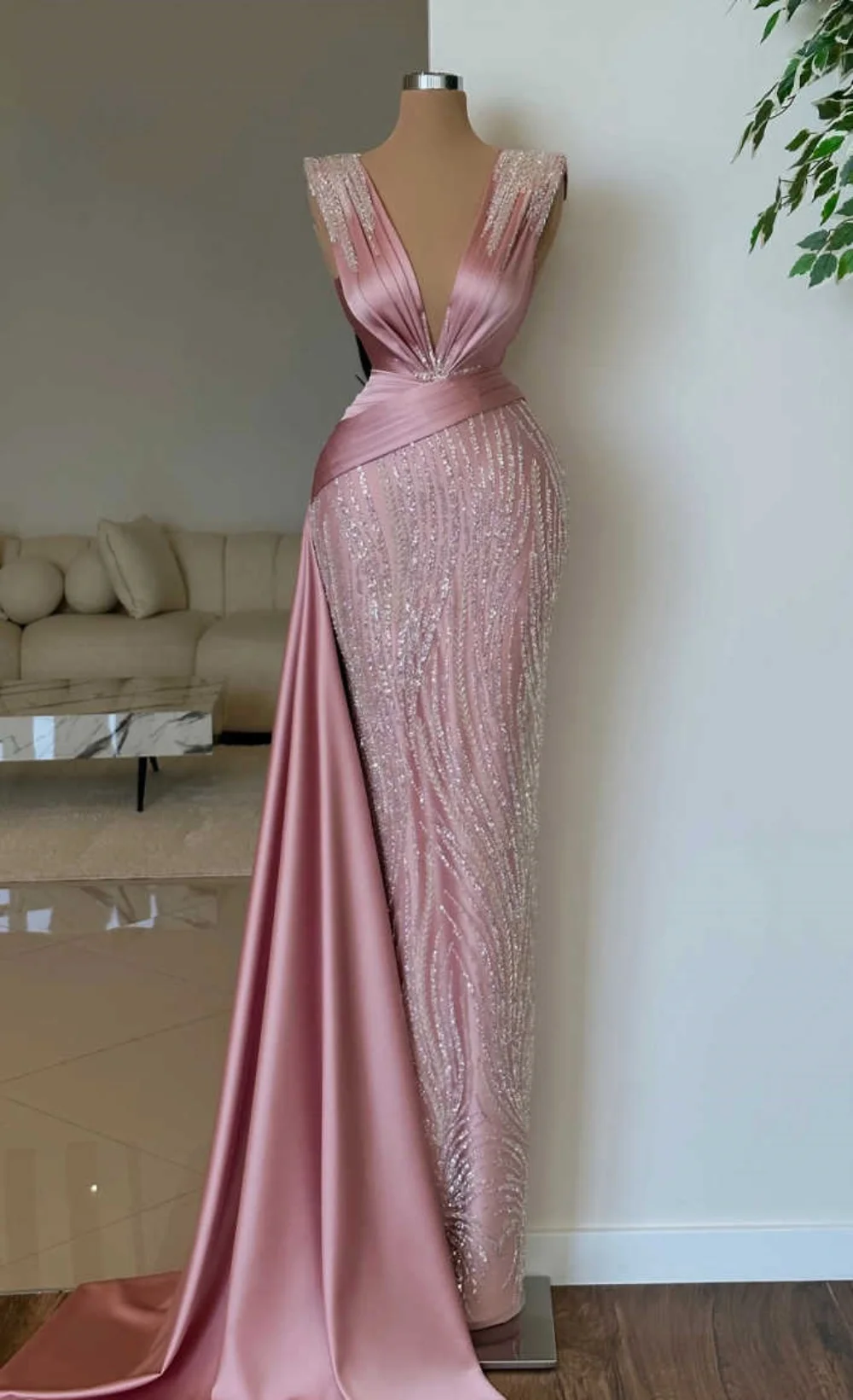 ชุดราตรีสุดหรูสำหรับผู้หญิง คอวีลึก แขนกุด ประดับคริสตัลเลื่อมระยิบระยับ ยาวกรอมพื้น พร้อมชายกระโปรงผ้าซาตินด้านข้าง เหมาะสำหรับงานพรอมและงานปาร์ตี้