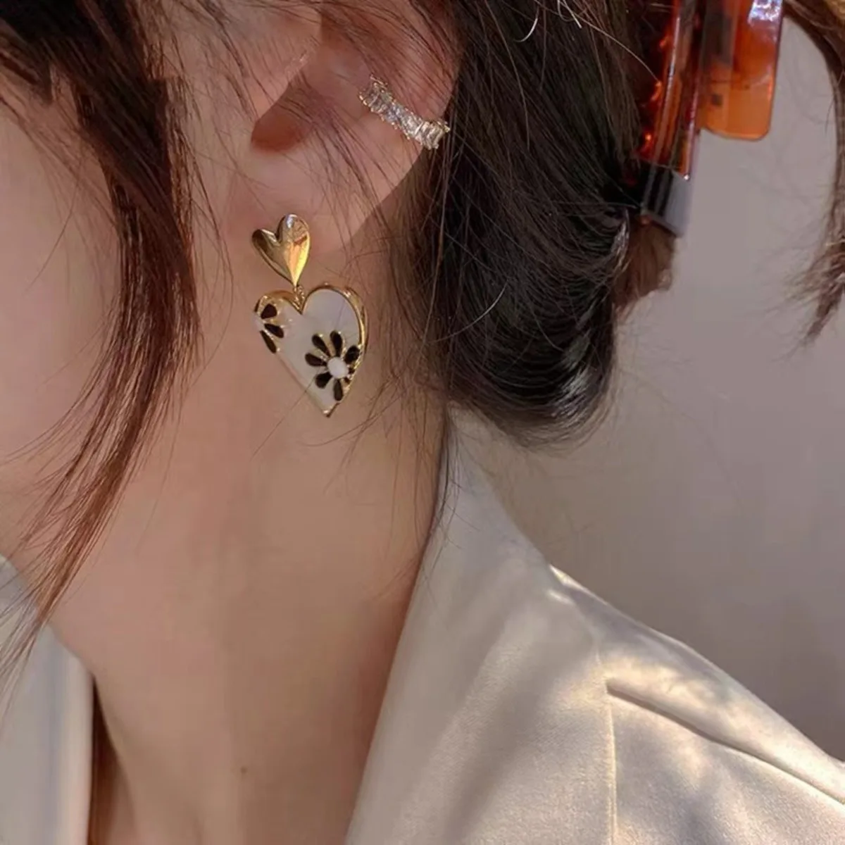 Fashion Korean Fashion Cute Flower Heart Stud Earrings Women Vintage Rose Daisy Pattern Enamel Earrings Bridal Wedding Jewelry image 3