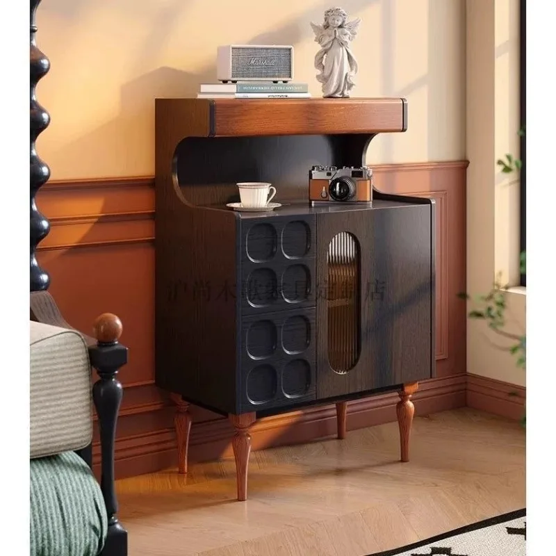 mobiletto, divano del piccolo appartamento del soggiorno, mobiletto laterale da pranzo contro il muro, mobiletto portaoggetti, mobiletto da tè medievale nero