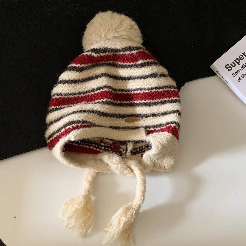 Japanische Mode, gestreiftes Design mit Fellbommel, geflochtene Strickmütze, Damen, Herbst- und Wintermütze, wärmender Ohrenschutz, Fahrrad-Bombermütze. – Detail 3