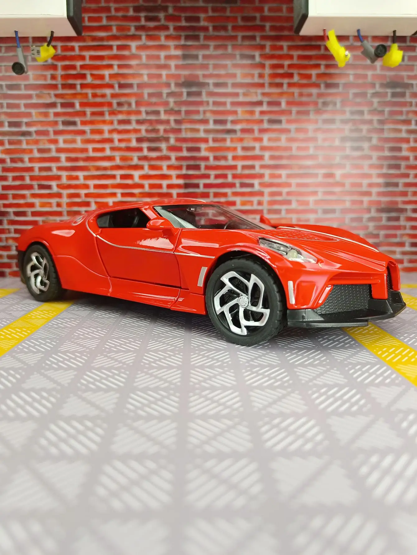 Modèle de voiture de sport super en alliage 1:24, jouet acousto-optique rétractable pour enfants, bonne qualité, peut être donné comme cadeau d'anniversaire à des amis