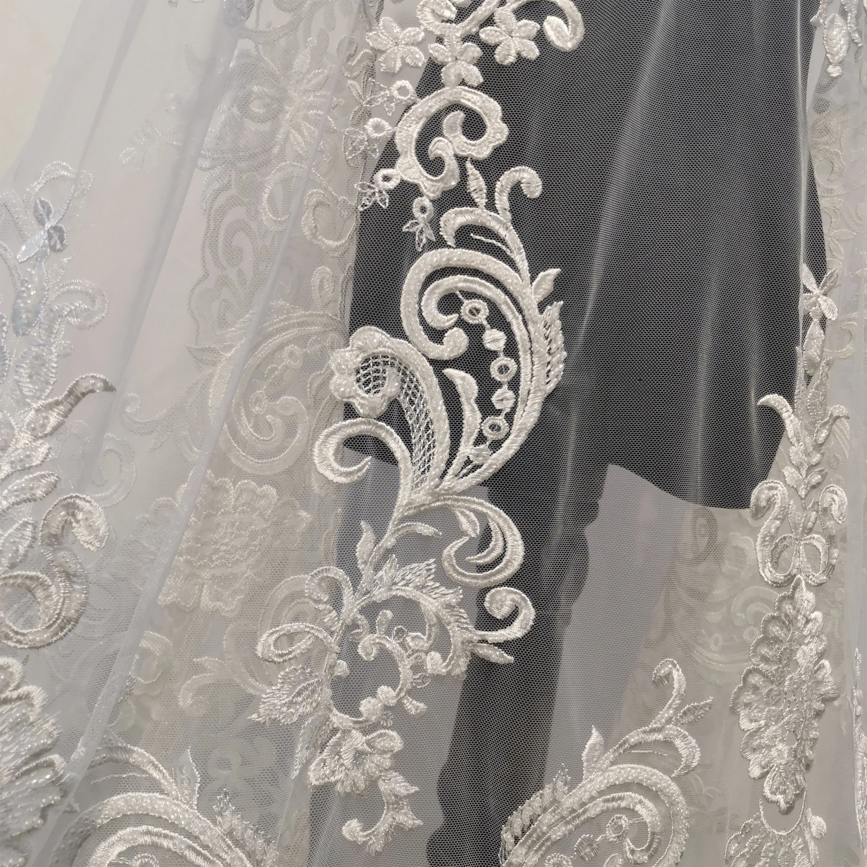 Branco diy artesanato suprimentos material pesado tecido de renda frisada à mão com motivo central intrincado bordado completo para vestido de noiva