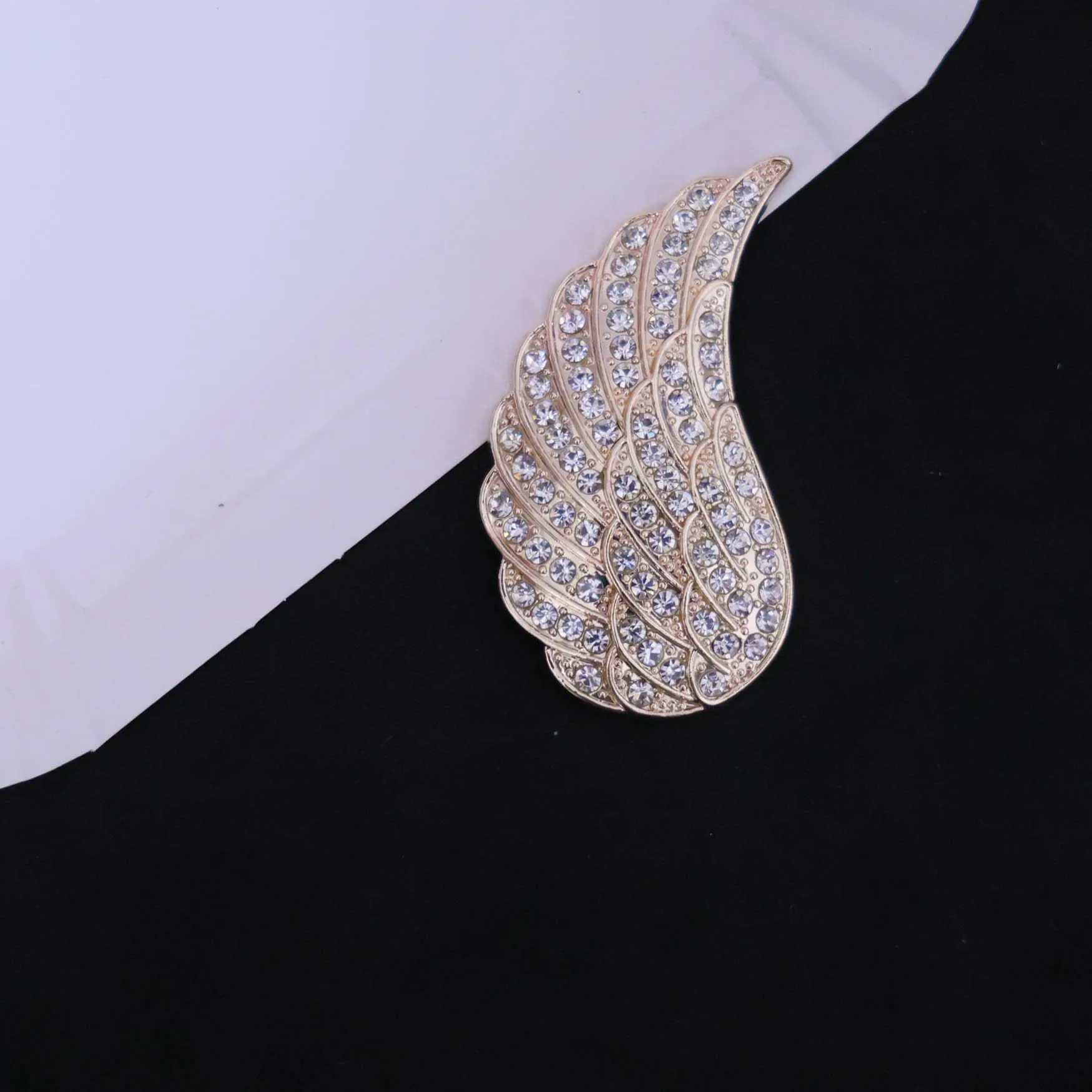 

New European and American celebrities party high-end sense light luxury rhinestone angel wings brooch high-end creative badge