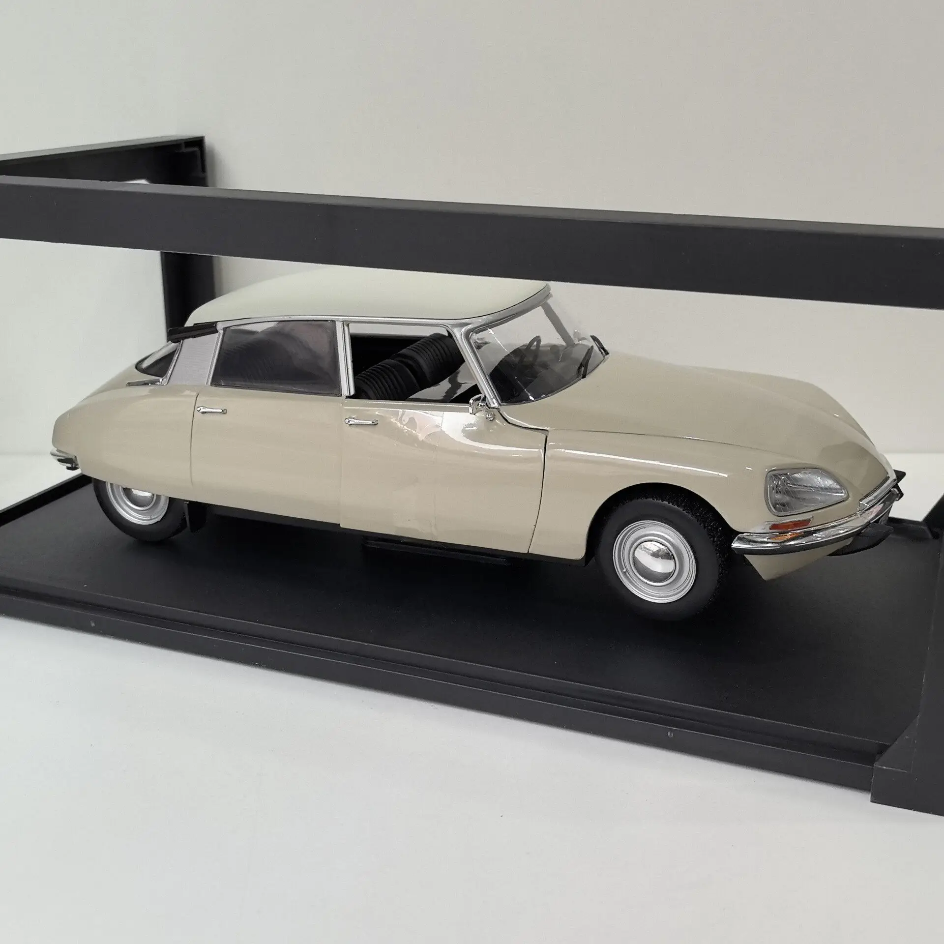 Diecast SOLIDO 1/18 Scale CITROEN D SPECIAL 1972 62 Alloy Car Model view 6
