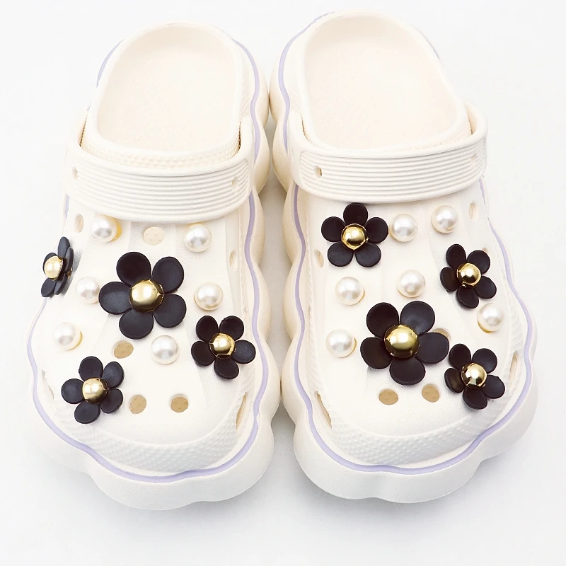 Perlas flores negras zapatos dijes sandalias dijes decoración conjunto para niños y mujeres accesorios de zapatos con agujeros 1 Juego