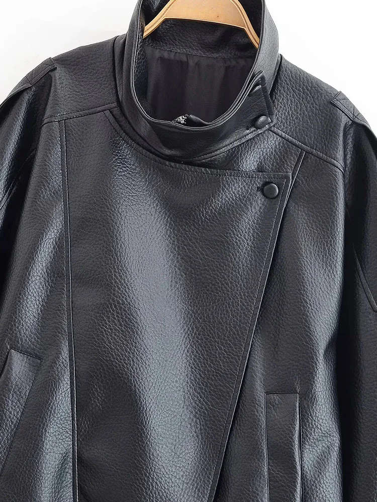 سترة نسائية لخريف 2025 بتصميم جديد من الجلد الصناعي الأسود للنساء بأكمام طويلة ورقبة عالية معطف دراجة نارية للخريف والشتاء