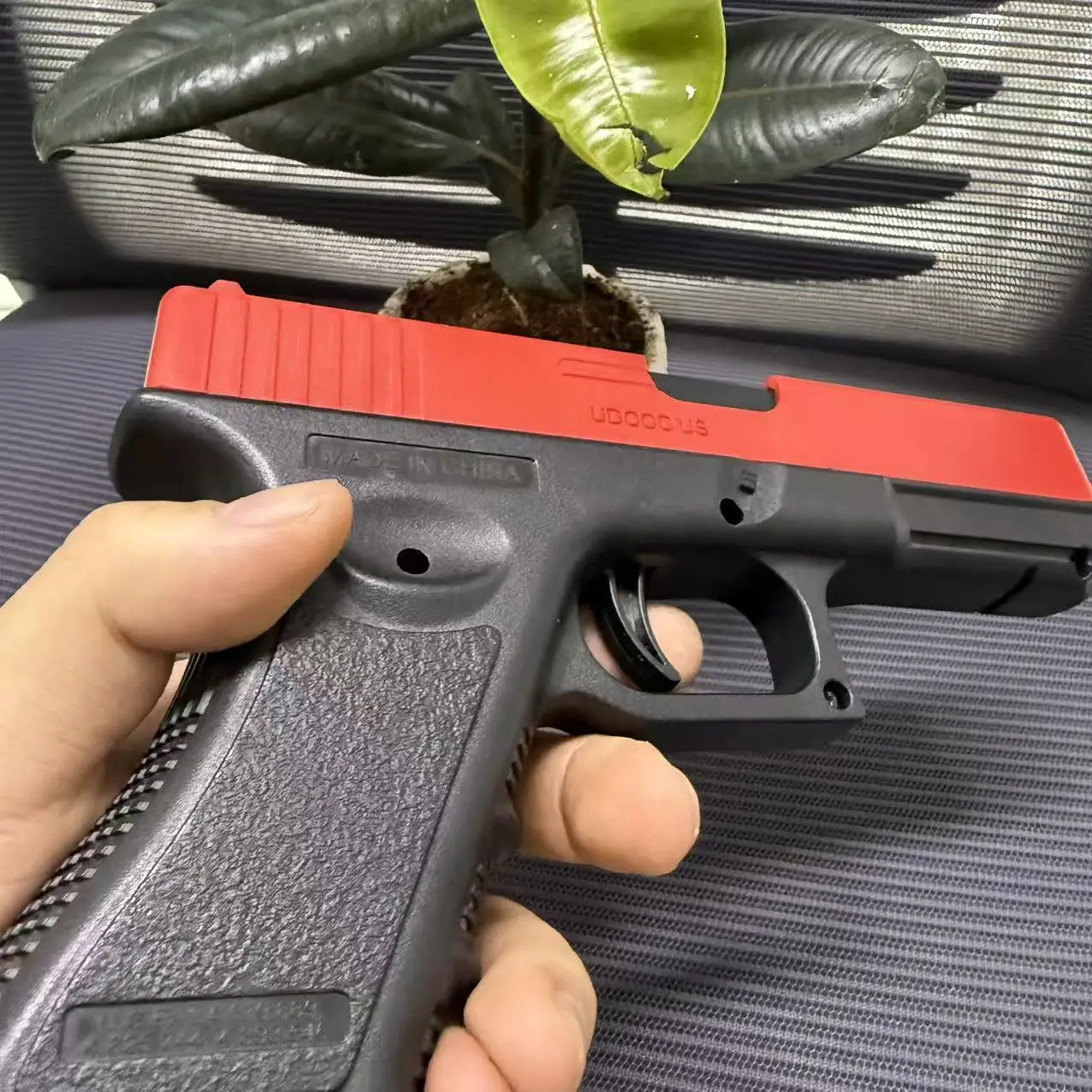 ปืนอัดลมคุณภาพสูง ยิงกระสุนนิ่ม รุ่น BLACK G17 GlocE ของเล่นปืน แม็กกาซีนด้านล่าง พร้อมเลเซอร์ สำหรับกีฬากลางแจ้ง เกม CS ของขวัญสำหรับเด็ก