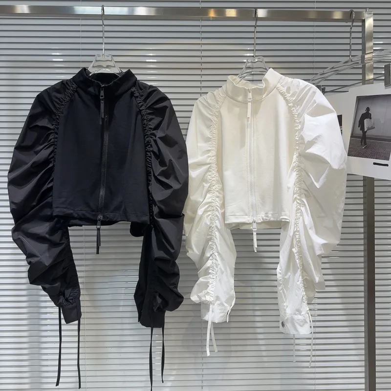 

Куртка BORVEMAYS однотонная плиссированная с длинным рукавом и воротником-стойкой