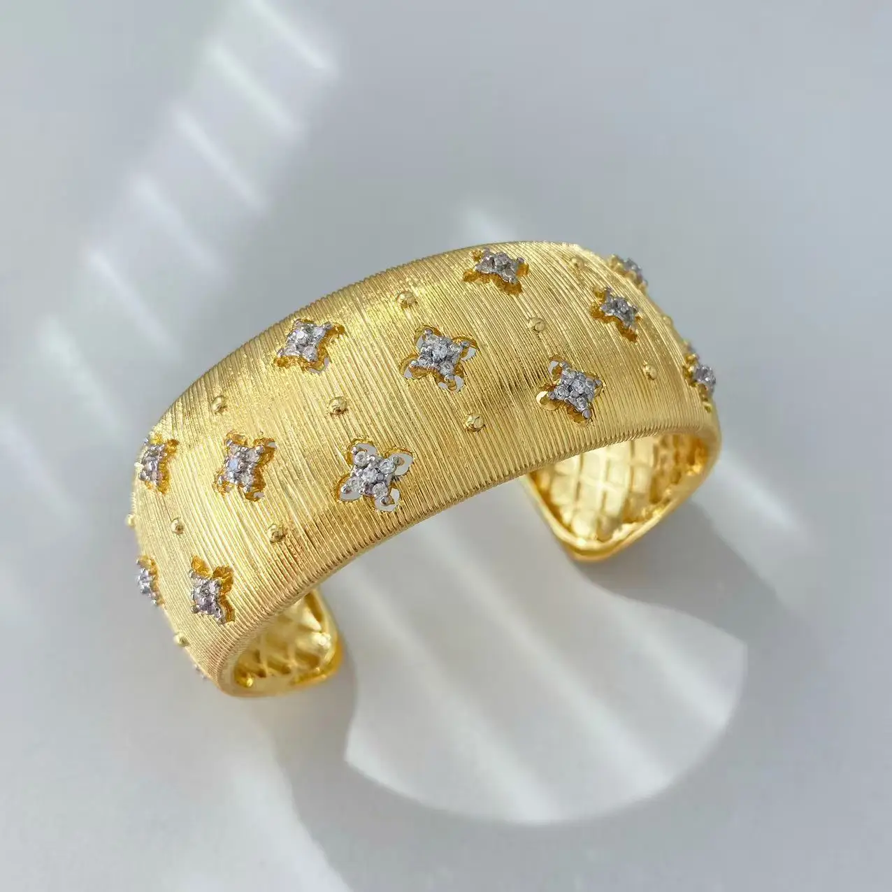Europäischer und Amerikanischer Luxus-Stil 18K Gold Texturiertes Diamant-Besetztes Blumen-Set mit Gebürsteten Armreifen und Ringen – Detail 9