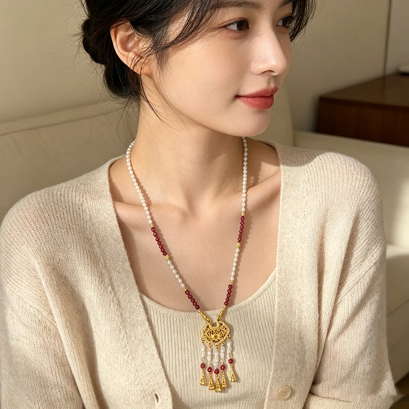 Color-protected traditional sand-gold lotus peony ruyi lock necklace with rice-grain freshwater pearls, sweater chain, 85cm.