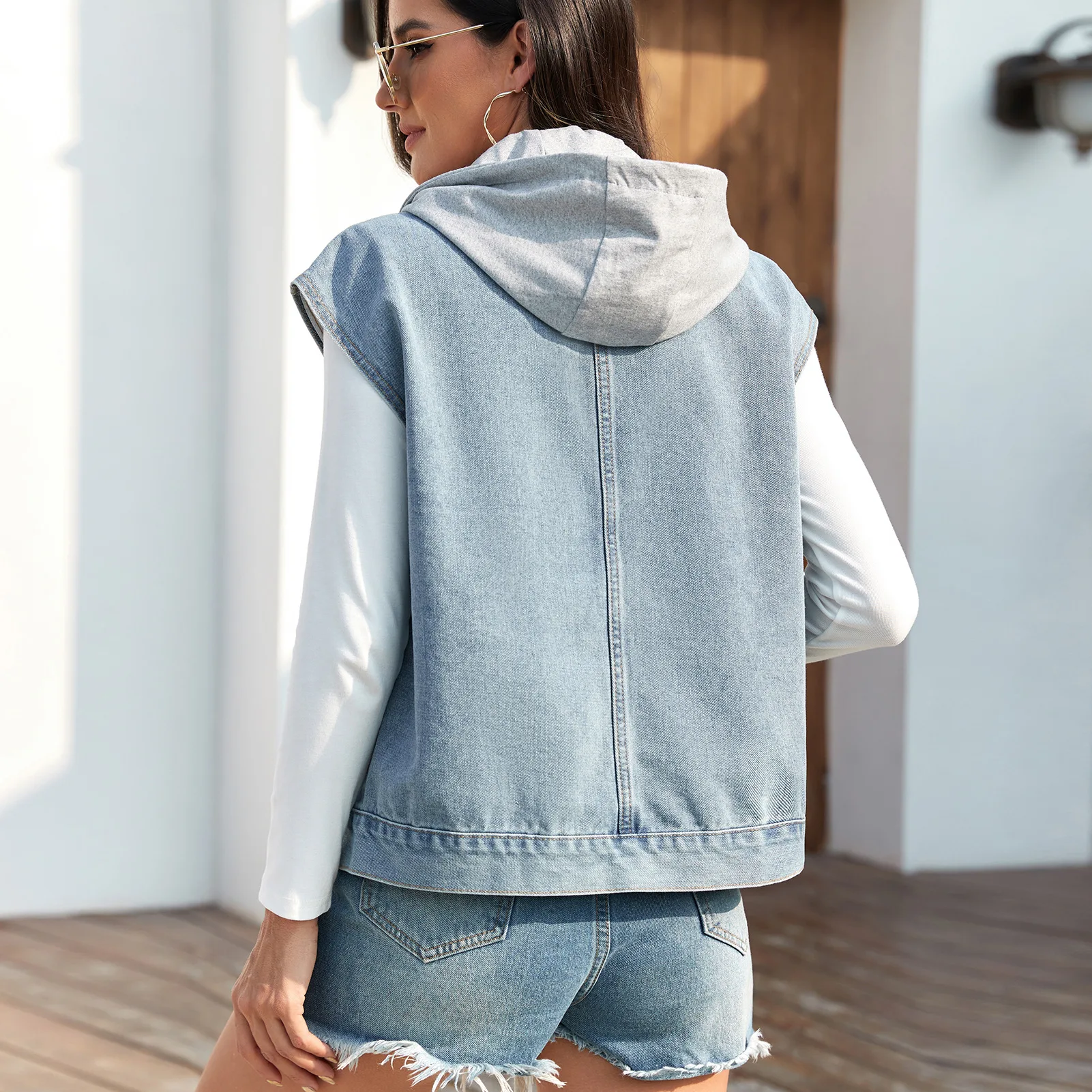 Veste en Denim Délavée à un Nucleo pour Femme, Gilet à Capuche avec Poignées Amovibles, Revers Décontracté, Nouvelle Collection Été 2024