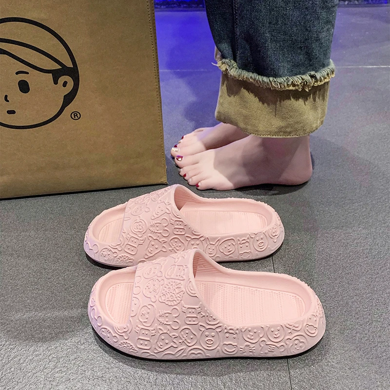 

Shit feeling slippers for women's home use, summer thick soled bathroom, anti slip and anti odor cartoon couple sandals