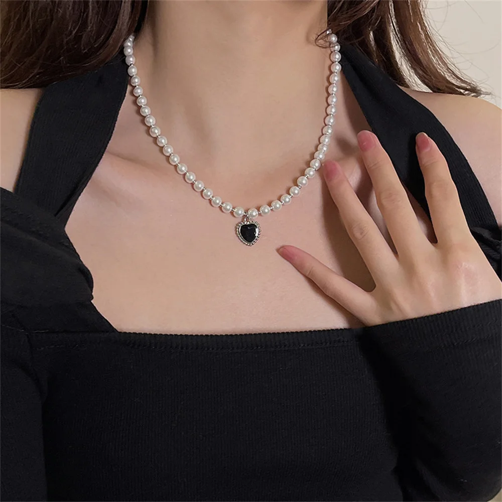 Französische Retro-Imitationsperlenkette Choker Trendige Schwarze Acryl-Liebesanhänger-Halskette Elegante Modeaccessoires Damenschmuck – Detail 3
