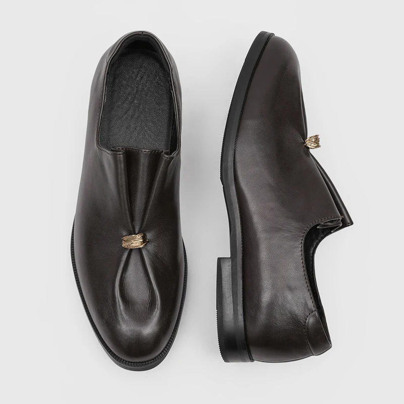 Unique Designed Pleated Men Loafers with Metal Buckles Soft Surface Comfortable Breathable Suitable for Daily Commuting