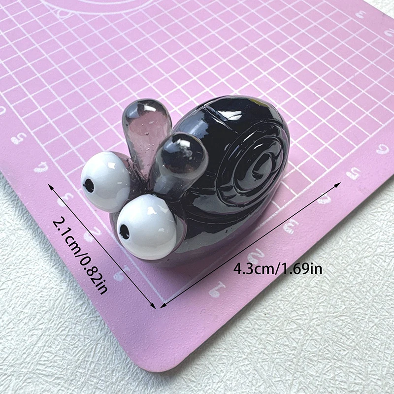 1 unidad de decoración de muñecos DIY noctilucentes de caracol de dibujos animados, colgante de resina hecho a mano, funda de teléfono, accesorios estereoscópicos, decoración artesanal para el hogar y el coche