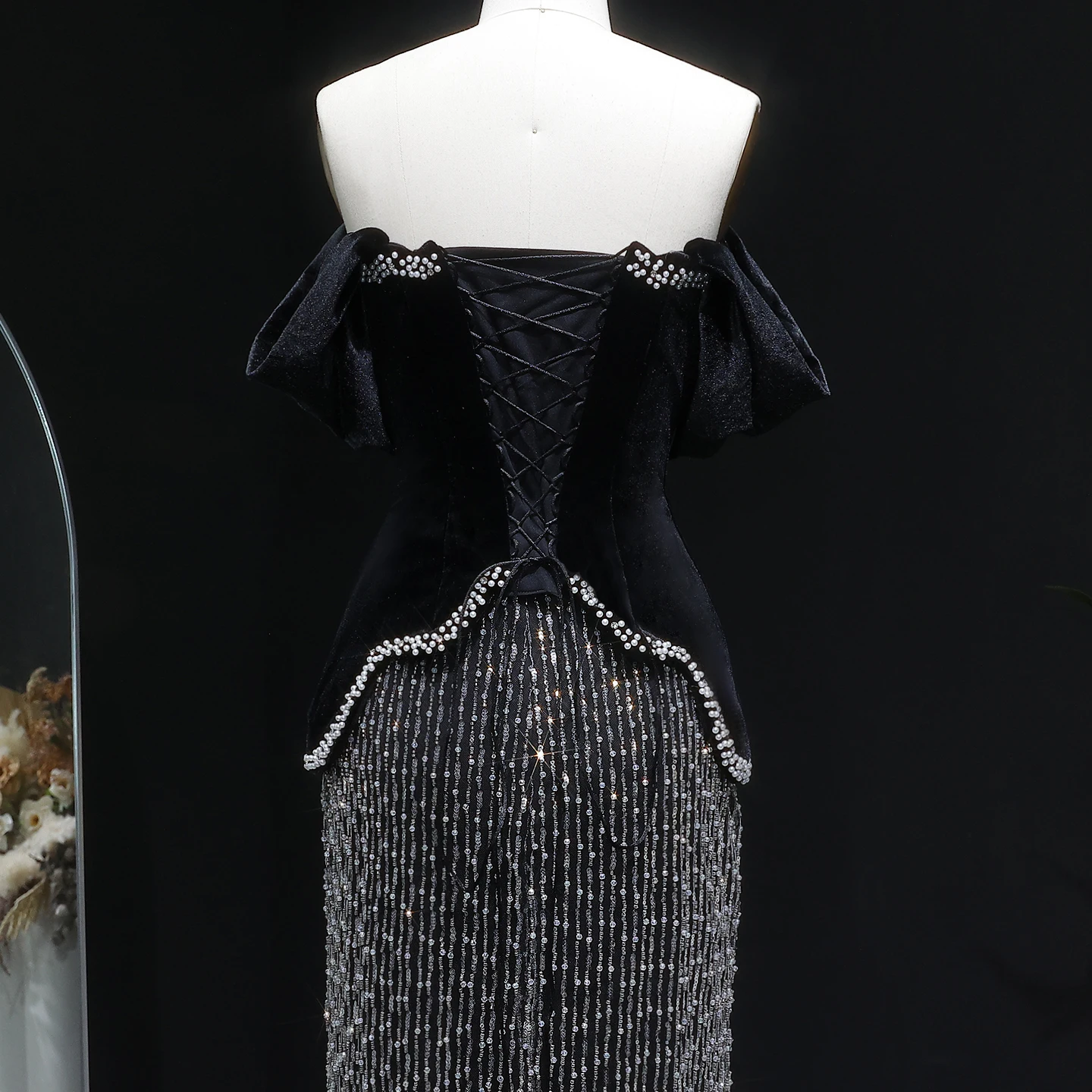 Sharon Said Dubai Luxuriöses Elegantes Schwarzes Schulterfreies Abendkleid mit Kristallen und Perlen für Hochzeitsfeier SS615 Maßanfertigung – Detail 11