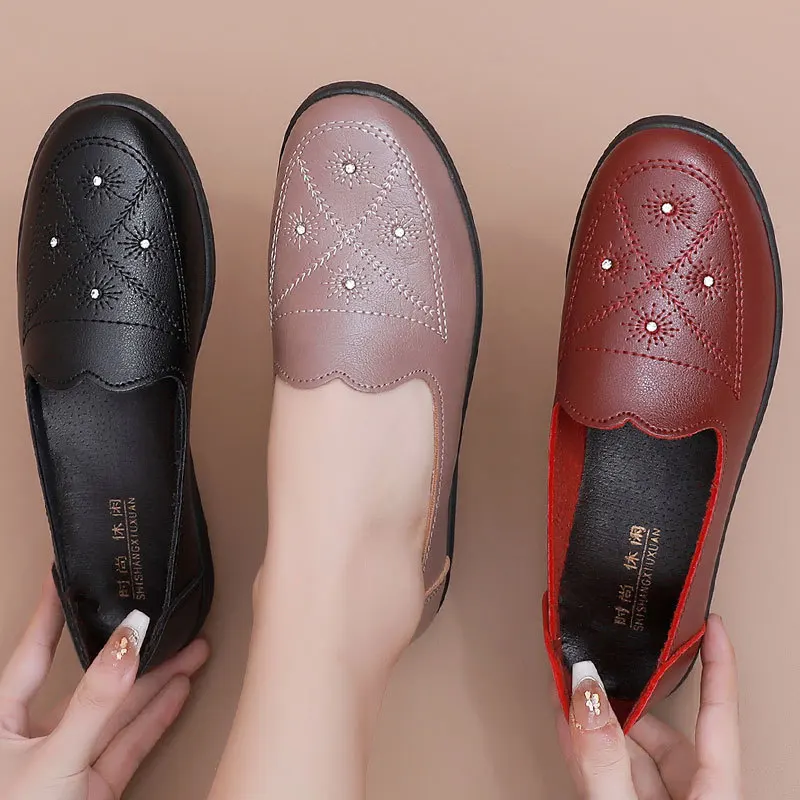 

2025 Mom Shoes: Comfortable Spring and Autumn Soft-soled Single Shoes, Flat Leather Shoes, Simple and Anti-slip Women's Shoes