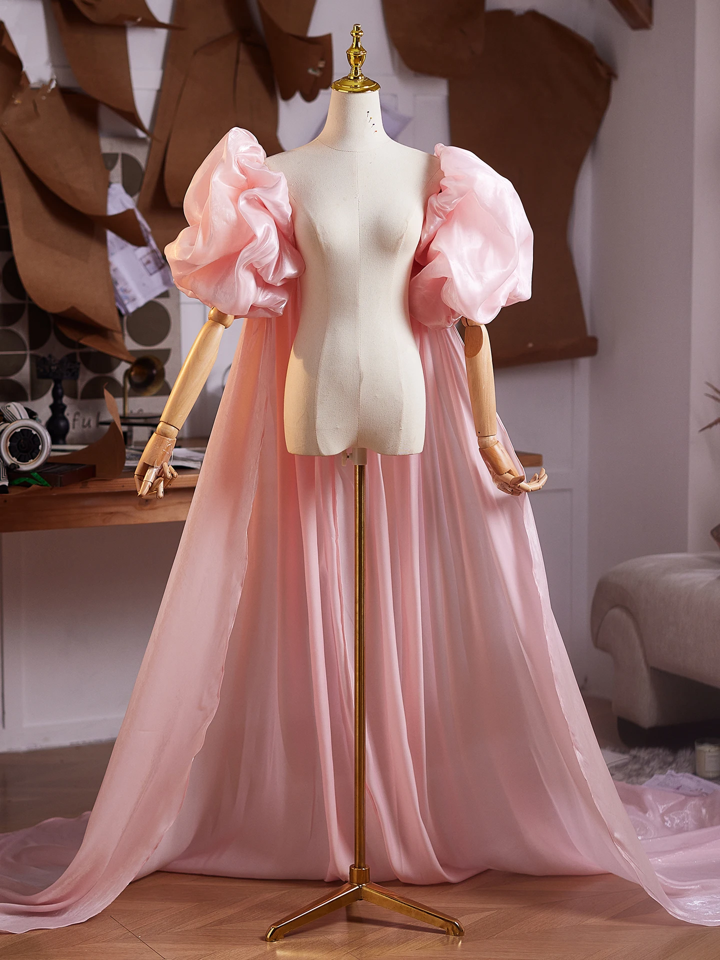 robe-de-soiree-rose-faite-main-diy-avec-grande-traine-pour-hote-de-conference-annuelle-performance-scenique-photographie