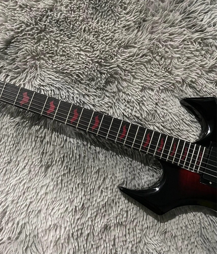 2026 Brandneue Red Burst Extreme Beast Gitarre mit geflammtem Deckel, 6 Saiten, HH Aktiv