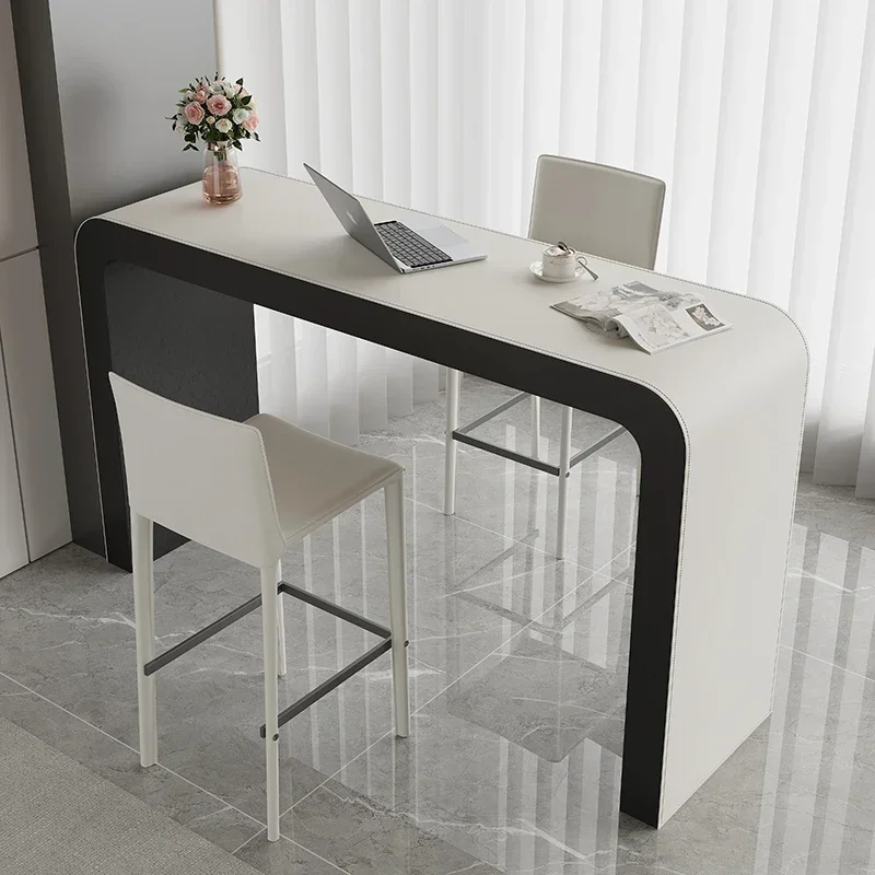 Moderner, minimalistischer Couchtisch mit hohem Leg