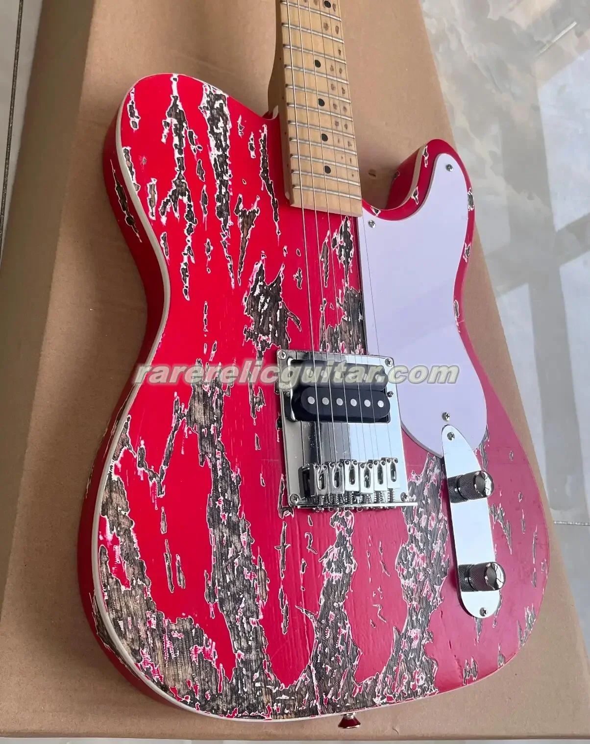 ในสต็อก BillyGibbons John Bolin Peeler สีแดง Relic กีตาร์ไฟฟ้า Elm Body Maple Fingerboard ฮาร์ดแวร์ Chrome สีขาว Pickguard