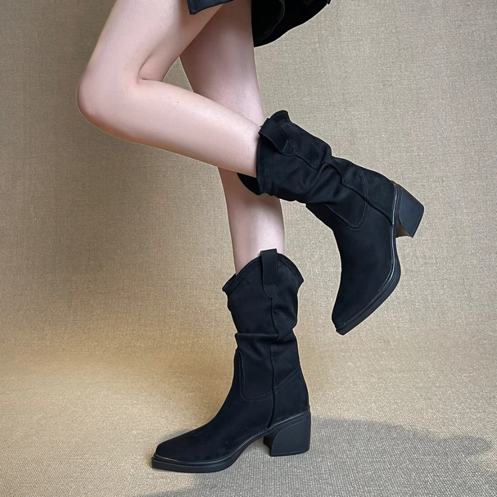 Braune Western-Stiefel mit spitzer Zehenpartie und dickem Absatz für Damen, Slip-On-Stiefel bis zur Mitte der Wade, Damenstiefel mit weitem Bein und plissiertem Flock, Botas Mujer – Detail 2