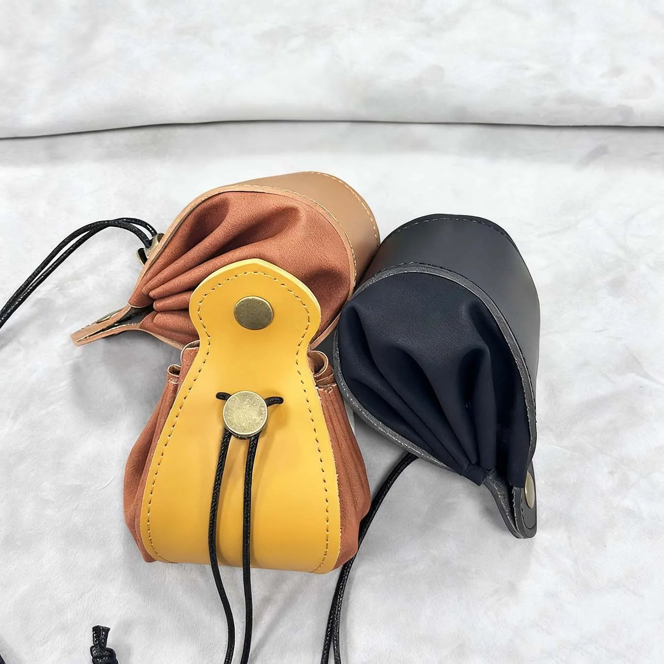 

1Pcs Dice Bag Storage Box Dice Cup Yellow Bag Leather Dice Cup for D&D COC Role RPG DND Table Game